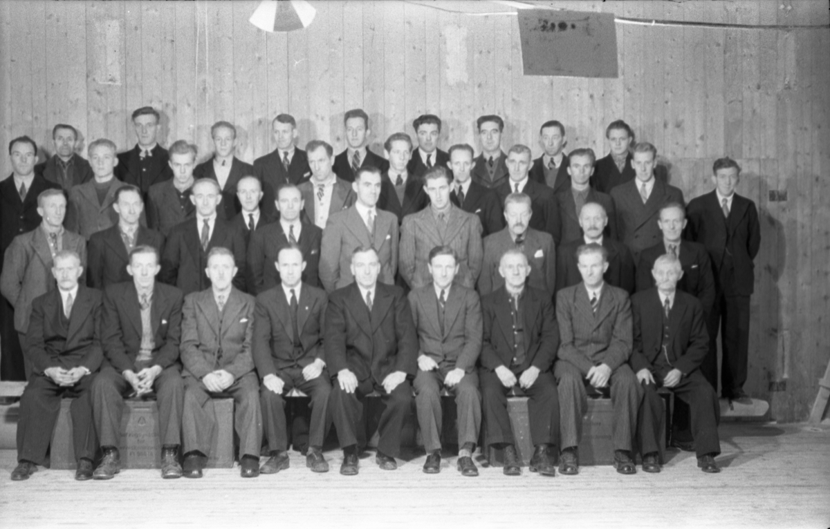 Fra Toten Potetmelfabrikk/Norske Potetindustrier (NOPO) på Lena i anledning NOPOs 50 års jubileum ca årsskiftet 1946/47. Serie på 17 bilder. Følgende personangivelse refererer til bilde nr.1.
Fremste rekke fra venstre: Håkon Hvalby, Johs. Jemtland, David Bøe, Johs. Opsahl, Ole Alfstad, Ole Majer, Josef Glommen, Mart. Buflaten, Laurits Jensen.
Andre rekke fra venstre: Lars Malerbakken, Petter Lifland, Johs. Aurum, Johs. Ruen, Karl Karlsen, Kåre Stenersen, John Glommen, Ant. Linnerud, Hans Nyborg, Otto Glommen.
Bakerest fra venstre: Petter Lundgjerdingen, Otto Løkken, Henry Håjenbakken, Johan Håjenbakken, Ole Ruen, Ottar Glommen, Kolbj. Vangen, Kasper Rolijordet, Gustav Nygård, Ole Buskum, NN Løkken, Math. Brønstad, Marth. Stenberg, Kåre Lifland, Per Myrvang, Johs Løkken, Gunnar Pedersen Trannum, Marius Lie.