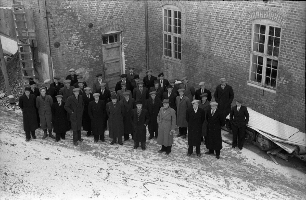 Fra Toten Potetmelfabrikk/Norske Potetindustrier (NOPO) på Lena i anledning NOPOs 50 års jubileum ca årsskiftet 1946/47. Serie på 17 bilder. Følgende personangivelse refererer til bilde nr.1.
Fremste rekke fra venstre: Håkon Hvalby, Johs. Jemtland, David Bøe, Johs. Opsahl, Ole Alfstad, Ole Majer, Josef Glommen, Mart. Buflaten, Laurits Jensen.
Andre rekke fra venstre: Lars Malerbakken, Petter Lifland, Johs. Aurum, Johs. Ruen, Karl Karlsen, Kåre Stenersen, John Glommen, Ant. Linnerud, Hans Nyborg, Otto Glommen.
Bakerest fra venstre: Petter Lundgjerdingen, Otto Løkken, Henry Håjenbakken, Johan Håjenbakken, Ole Ruen, Ottar Glommen, Kolbj. Vangen, Kasper Rolijordet, Gustav Nygård, Ole Buskum, NN Løkken, Math. Brønstad, Marth. Stenberg, Kåre Lifland, Per Myrvang, Johs Løkken, Gunnar Pedersen Trannum, Marius Lie.