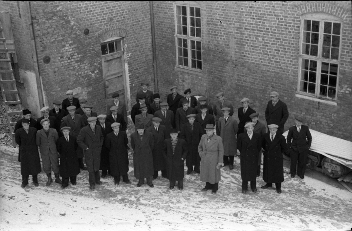 Fra Toten Potetmelfabrikk/Norske Potetindustrier (NOPO) på Lena i anledning NOPOs 50 års jubileum ca årsskiftet 1946/47. Serie på 17 bilder. Følgende personangivelse refererer til bilde nr.1.
Fremste rekke fra venstre: Håkon Hvalby, Johs. Jemtland, David Bøe, Johs. Opsahl, Ole Alfstad, Ole Majer, Josef Glommen, Mart. Buflaten, Laurits Jensen.
Andre rekke fra venstre: Lars Malerbakken, Petter Lifland, Johs. Aurum, Johs. Ruen, Karl Karlsen, Kåre Stenersen, John Glommen, Ant. Linnerud, Hans Nyborg, Otto Glommen.
Bakerest fra venstre: Petter Lundgjerdingen, Otto Løkken, Henry Håjenbakken, Johan Håjenbakken, Ole Ruen, Ottar Glommen, Kolbj. Vangen, Kasper Rolijordet, Gustav Nygård, Ole Buskum, NN Løkken, Math. Brønstad, Marth. Stenberg, Kåre Lifland, Per Myrvang, Johs Løkken, Gunnar Pedersen Trannum, Marius Lie.