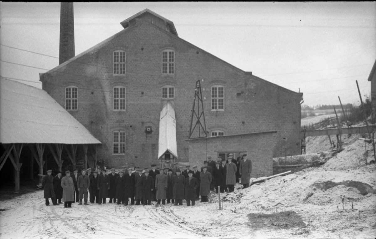 Fra Toten Potetmelfabrikk/Norske Potetindustrier (NOPO) på Lena i anledning NOPOs 50 års jubileum ca årsskiftet 1946/47. Serie på 17 bilder. Følgende personangivelse refererer til bilde nr.1.
Fremste rekke fra venstre: Håkon Hvalby, Johs. Jemtland, David Bøe, Johs. Opsahl, Ole Alfstad, Ole Majer, Josef Glommen, Mart. Buflaten, Laurits Jensen.
Andre rekke fra venstre: Lars Malerbakken, Petter Lifland, Johs. Aurum, Johs. Ruen, Karl Karlsen, Kåre Stenersen, John Glommen, Ant. Linnerud, Hans Nyborg, Otto Glommen.
Bakerest fra venstre: Petter Lundgjerdingen, Otto Løkken, Henry Håjenbakken, Johan Håjenbakken, Ole Ruen, Ottar Glommen, Kolbj. Vangen, Kasper Rolijordet, Gustav Nygård, Ole Buskum, NN Løkken, Math. Brønstad, Marth. Stenberg, Kåre Lifland, Per Myrvang, Johs Løkken, Gunnar Pedersen Trannum, Marius Lie.