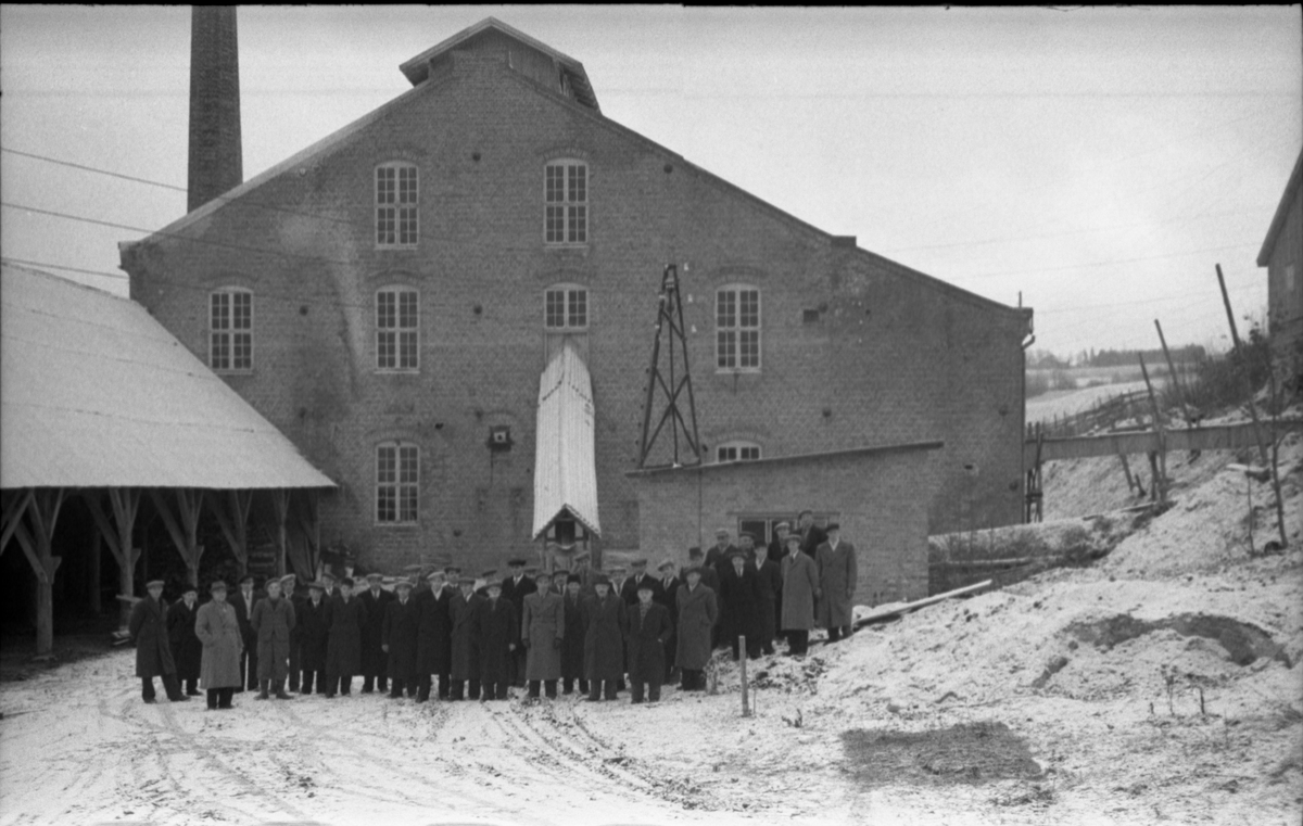 Fra Toten Potetmelfabrikk/Norske Potetindustrier (NOPO) på Lena i anledning NOPOs 50 års jubileum ca årsskiftet 1946/47. Serie på 17 bilder. Følgende personangivelse refererer til bilde nr.1.
Fremste rekke fra venstre: Håkon Hvalby, Johs. Jemtland, David Bøe, Johs. Opsahl, Ole Alfstad, Ole Majer, Josef Glommen, Mart. Buflaten, Laurits Jensen.
Andre rekke fra venstre: Lars Malerbakken, Petter Lifland, Johs. Aurum, Johs. Ruen, Karl Karlsen, Kåre Stenersen, John Glommen, Ant. Linnerud, Hans Nyborg, Otto Glommen.
Bakerest fra venstre: Petter Lundgjerdingen, Otto Løkken, Henry Håjenbakken, Johan Håjenbakken, Ole Ruen, Ottar Glommen, Kolbj. Vangen, Kasper Rolijordet, Gustav Nygård, Ole Buskum, NN Løkken, Math. Brønstad, Marth. Stenberg, Kåre Lifland, Per Myrvang, Johs Løkken, Gunnar Pedersen Trannum, Marius Lie.