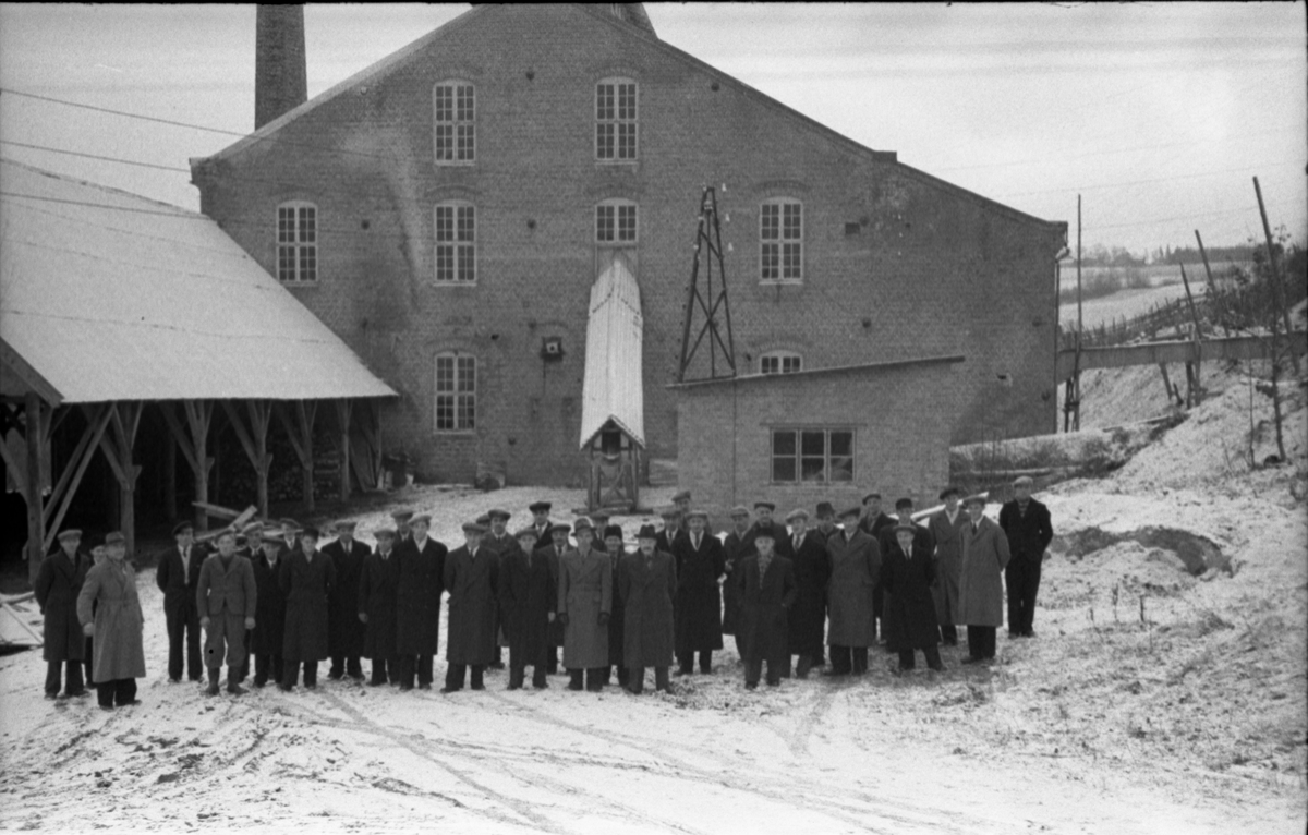 Fra Toten Potetmelfabrikk/Norske Potetindustrier (NOPO) på Lena i anledning NOPOs 50 års jubileum ca årsskiftet 1946/47. Serie på 17 bilder. Følgende personangivelse refererer til bilde nr.1.
Fremste rekke fra venstre: Håkon Hvalby, Johs. Jemtland, David Bøe, Johs. Opsahl, Ole Alfstad, Ole Majer, Josef Glommen, Mart. Buflaten, Laurits Jensen.
Andre rekke fra venstre: Lars Malerbakken, Petter Lifland, Johs. Aurum, Johs. Ruen, Karl Karlsen, Kåre Stenersen, John Glommen, Ant. Linnerud, Hans Nyborg, Otto Glommen.
Bakerest fra venstre: Petter Lundgjerdingen, Otto Løkken, Henry Håjenbakken, Johan Håjenbakken, Ole Ruen, Ottar Glommen, Kolbj. Vangen, Kasper Rolijordet, Gustav Nygård, Ole Buskum, NN Løkken, Math. Brønstad, Marth. Stenberg, Kåre Lifland, Per Myrvang, Johs Løkken, Gunnar Pedersen Trannum, Marius Lie.