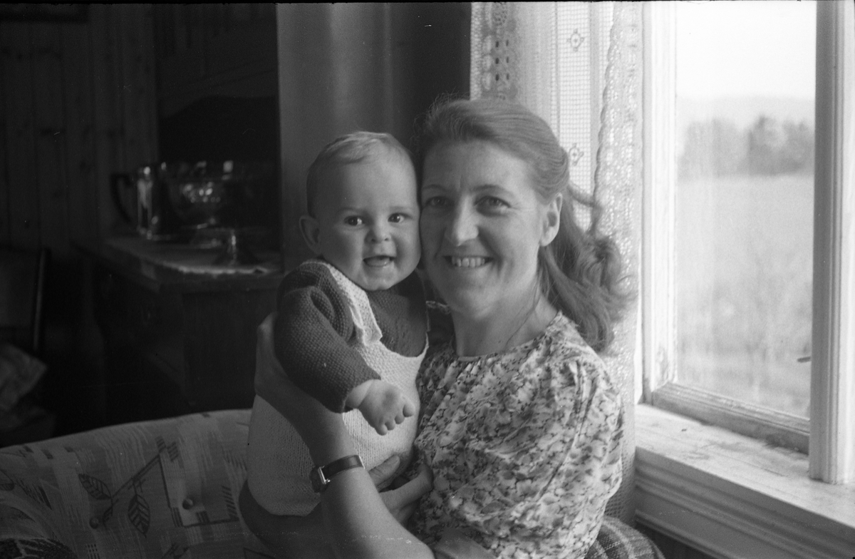 Marie Braathen med sønnen Jan Anders, våren 1947. Serie på 16 bilder, tre av mor og barn, de øvrige av gutten alene.
