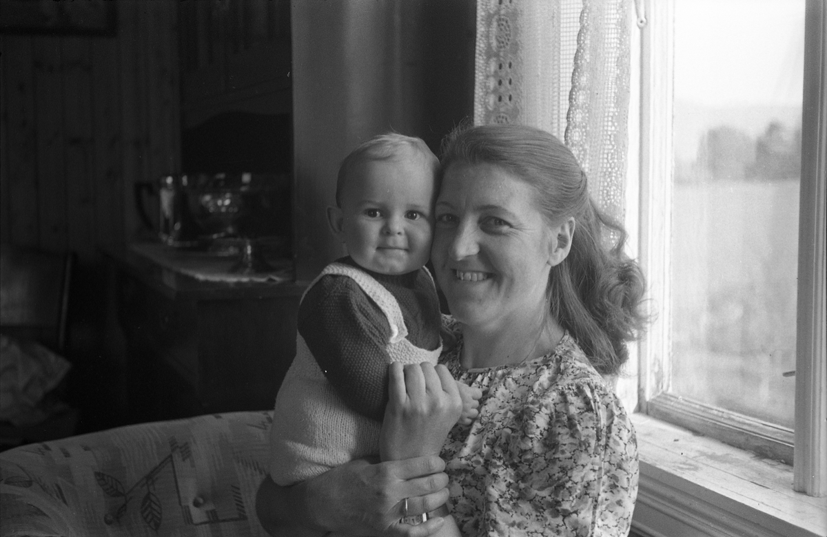 Marie Braathen med sønnen Jan Anders, våren 1947. Serie på 16 bilder, tre av mor og barn, de øvrige av gutten alene.
