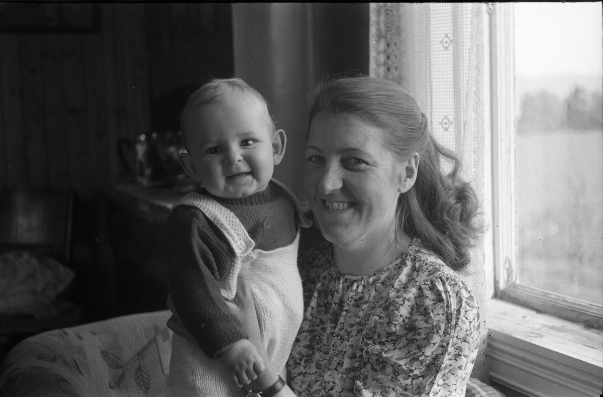 Marie Braathen med sønnen Jan Anders, våren 1947. Serie på 16 bilder, tre av mor og barn, de øvrige av gutten alene.