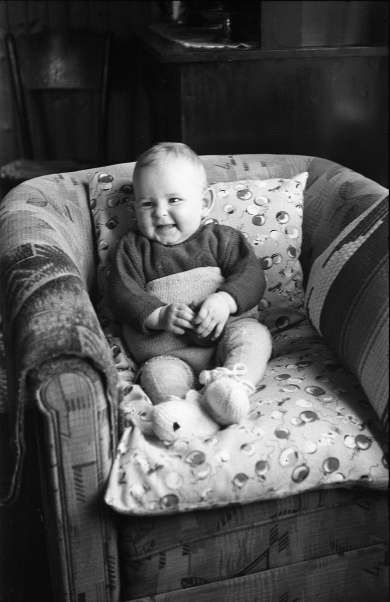 Marie Braathen med sønnen Jan Anders, våren 1947. Serie på 16 bilder, tre av mor og barn, de øvrige av gutten alene.