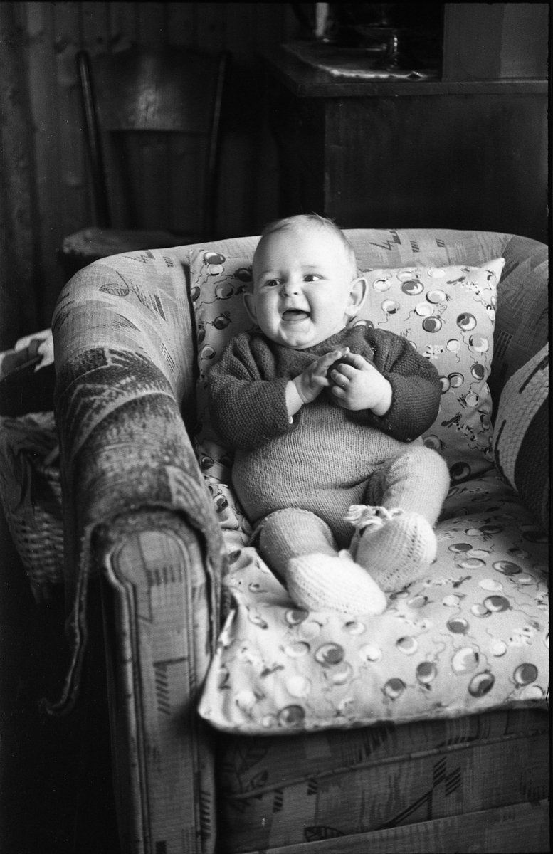 Marie Braathen med sønnen Jan Anders, våren 1947. Serie på 16 bilder, tre av mor og barn, de øvrige av gutten alene.