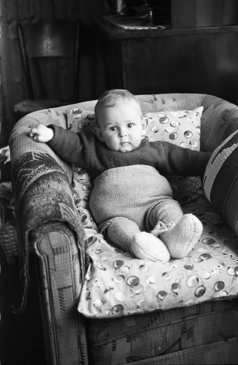 Marie Braathen med sønnen Jan Anders, våren 1947. Serie på 16 bilder, tre av mor og barn, de øvrige av gutten alene.