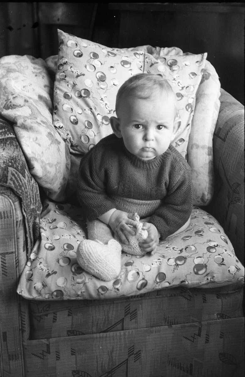 Marie Braathen med sønnen Jan Anders, våren 1947. Serie på 16 bilder, tre av mor og barn, de øvrige av gutten alene.