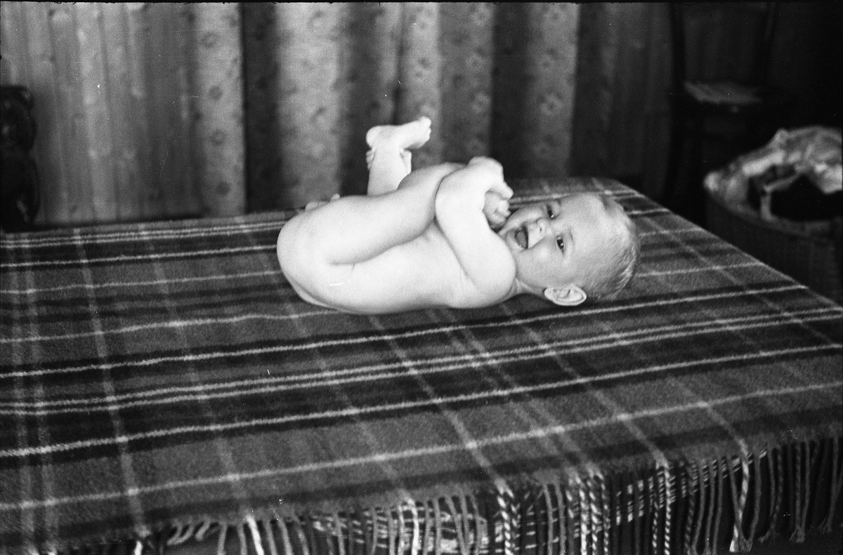 Marie Braathen med sønnen Jan Anders, våren 1947. Serie på 16 bilder, tre av mor og barn, de øvrige av gutten alene.