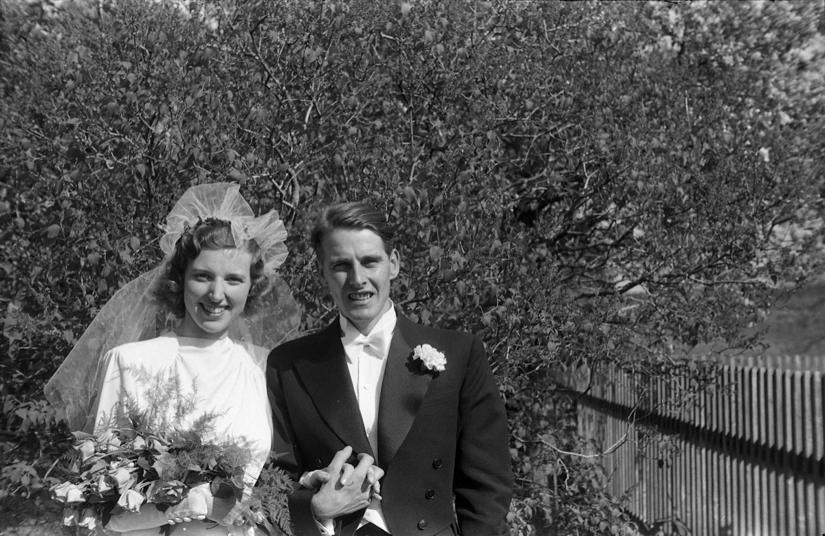 Antatt brudeparet Roar Narum og Vera Gjestvang, mai 1947. Serie på 12 bilder.