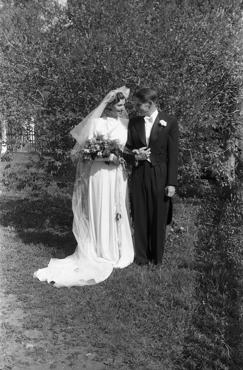Antatt brudeparet Roar Narum og Vera Gjestvang, mai 1947. Serie på 12 bilder.