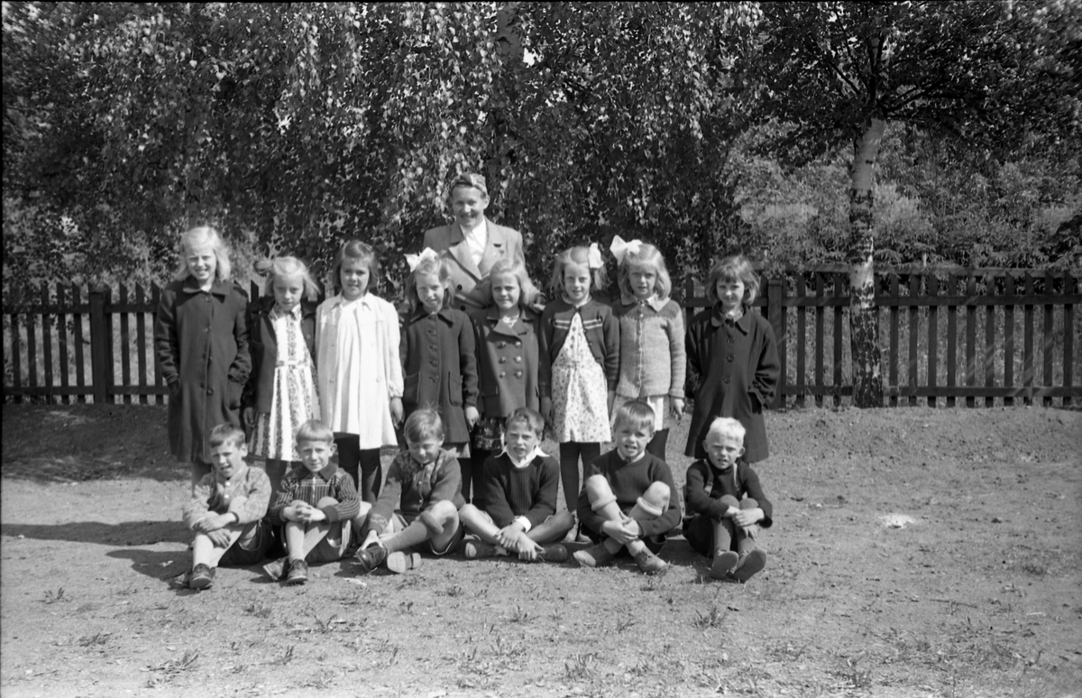 Elever fra Bjørnsgård skole i Østre Toten ved slutten av skoleåret 1946-47. Uklart om det er elever fra en enkelt klasse, eller litt blanding.
Foran fra venstre: Harald Bergheim, Arne Dybdal, Reidar Nordviken, Sverre Børresen, Helge Kronborg, Håkon Glemmestad.
Bak fra venstre: Anne Lise Snekkerhaugen, Dora Enger, Sonja (etternavn ukjent), Kari Bern, Inger Mikkelborg, Helene Hansen, Karin Johansen, Aashild Snekkerhaugen.
Bak: Lærer Hjørdis Ørbeck Sørheim.