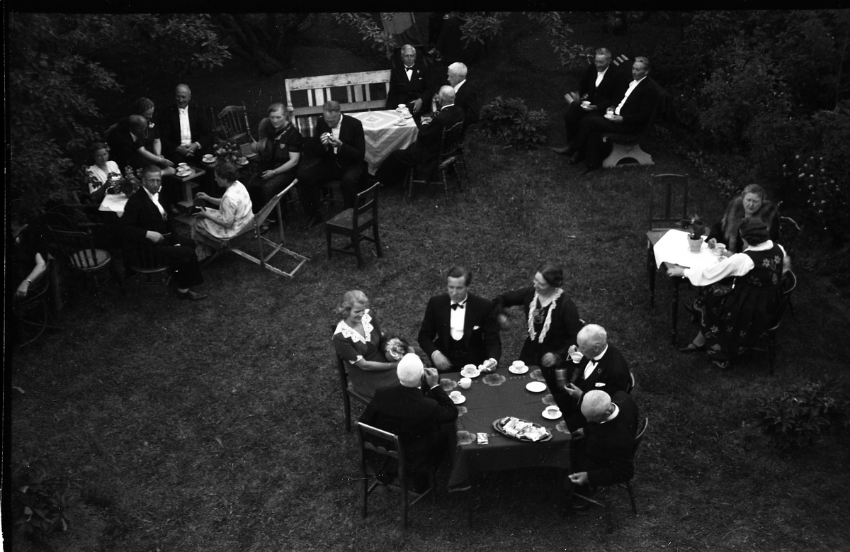 Trolig fra bryllupet til Guri Tømmerstigen og Magne Lunn, 25. juni 1947. Gjester samlet trolig i hagen hos Tømmerstigen på Lena. Ingen av personene er identifisert.