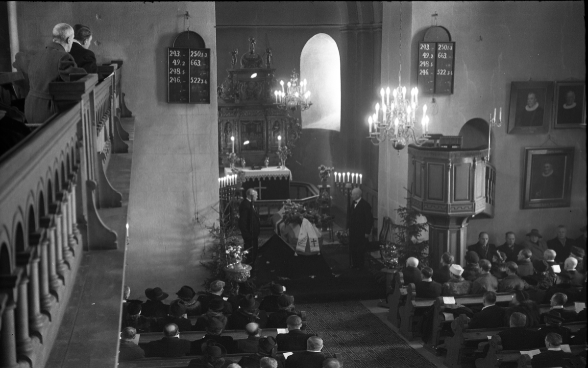 Fra dr. Adolf Fosmos gravferd ved Hoff kirke 18.februar 1948. Serie på 10 bilder.