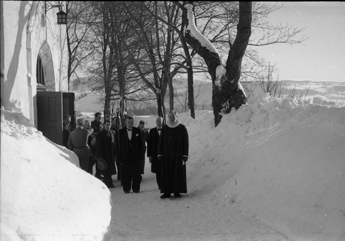 Fra dr. Adolf Fosmos gravferd ved Hoff kirke 18.februar 1948. Serie på 10 bilder.