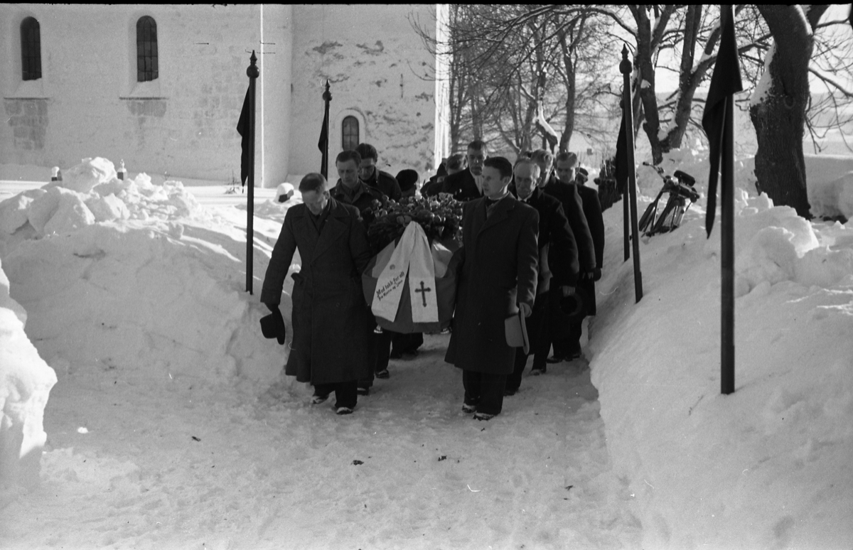 Fra dr. Adolf Fosmos gravferd ved Hoff kirke 18.februar 1948. Serie på 10 bilder.