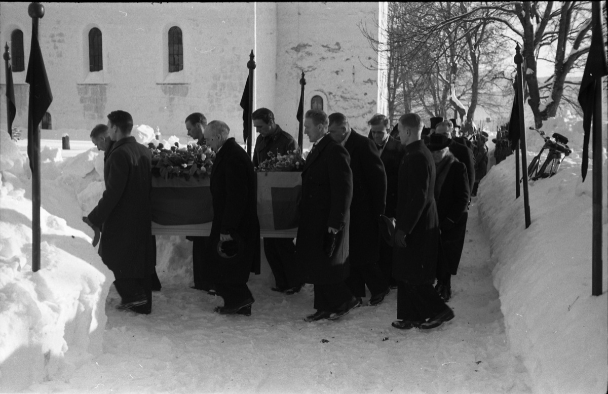 Fra dr. Adolf Fosmos gravferd ved Hoff kirke 18.februar 1948. Serie på 10 bilder.