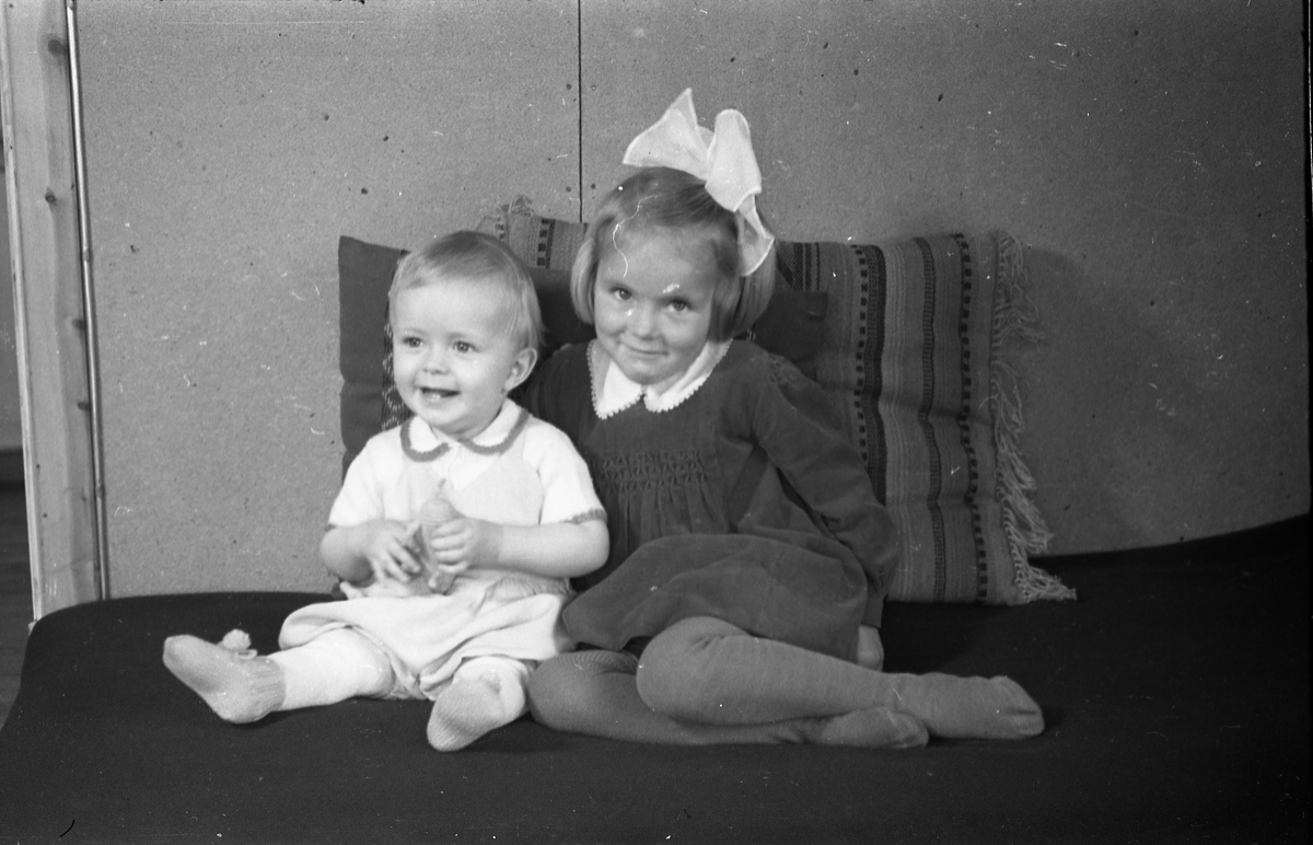 Portrett av to barn. Kari Hovengen og hennes bror Øyvind. Åtte bilder. På de tre siste er barna sammen med en uidentifisert kvinne.