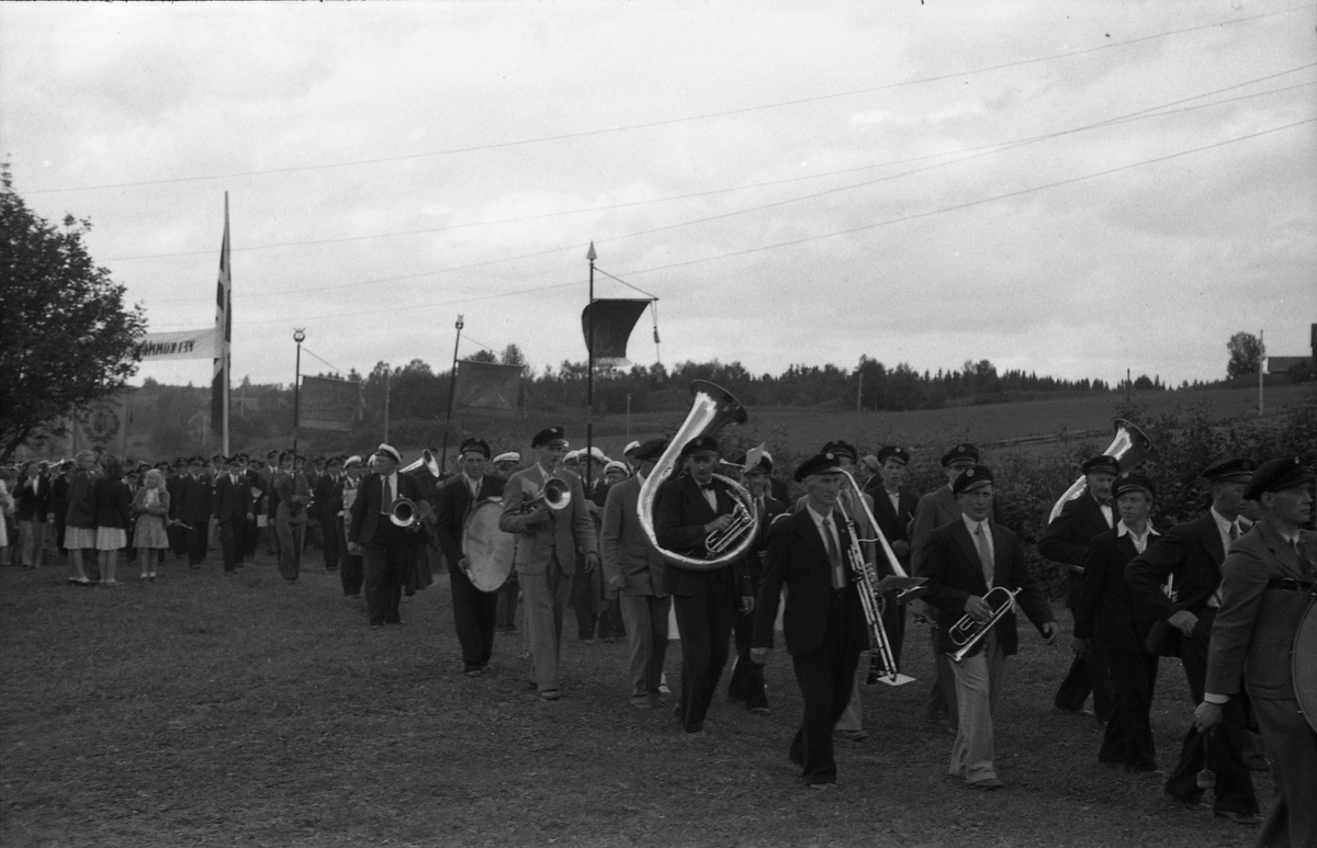 Opptog og opptredener, muligens ved Sangens og Musikkens Dag sommeren 1948. Steder er Gilelunden på Kraby, Østre Toten. Serie på 12 bilder.