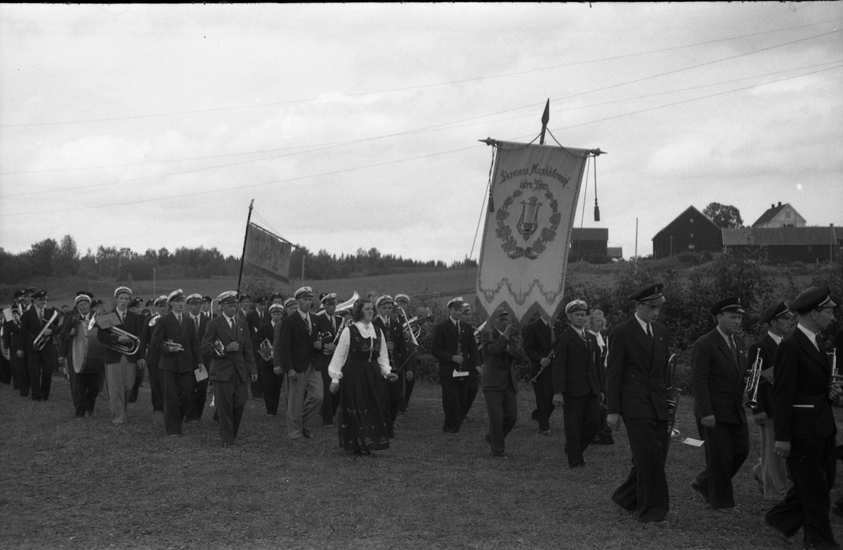 Opptog og opptredener, muligens ved Sangens og Musikkens Dag sommeren 1948. Steder er Gilelunden på Kraby, Østre Toten. Serie på 12 bilder.