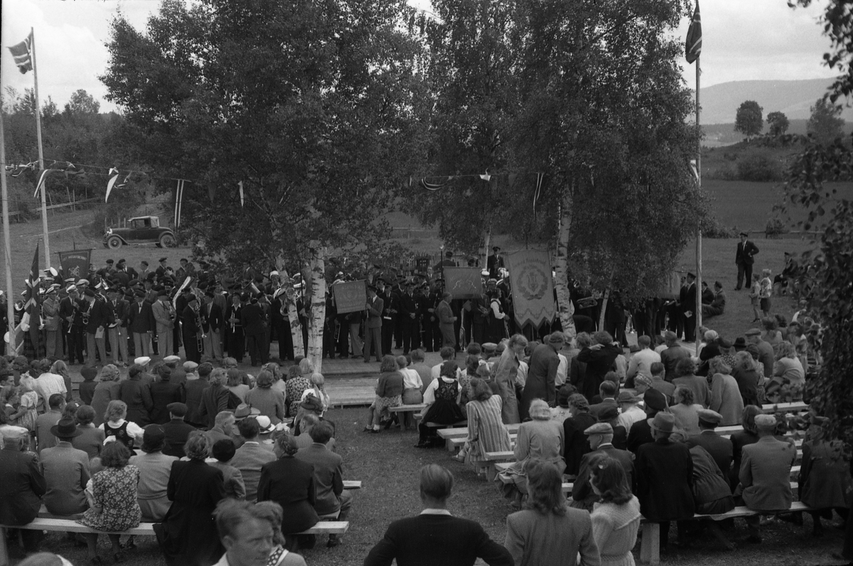 Opptog og opptredener, muligens ved Sangens og Musikkens Dag sommeren 1948. Steder er Gilelunden på Kraby, Østre Toten. Serie på 12 bilder.