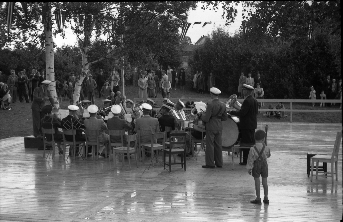 Opptog og opptredener, muligens ved Sangens og Musikkens Dag sommeren 1948. Steder er Gilelunden på Kraby, Østre Toten. Serie på 12 bilder.