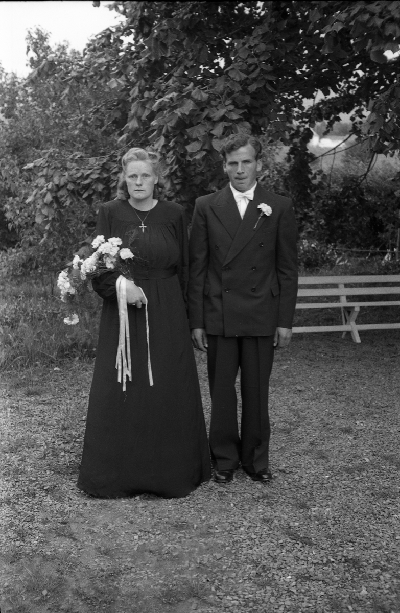 Brudeparet Kari Johansen og Kolbjørn Slåttum. Serie på sju bilder. På de fire første brudeparet alene, på nummer fem sammen med forloverne Magnhild og Kjell Slettum, og på de to siste forloverne alene.
