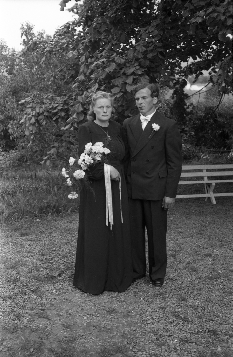 Brudeparet Kari Johansen og Kolbjørn Slåttum. Serie på sju bilder. På de fire første brudeparet alene, på nummer fem sammen med forloverne Magnhild og Kjell Slettum, og på de to siste forloverne alene.