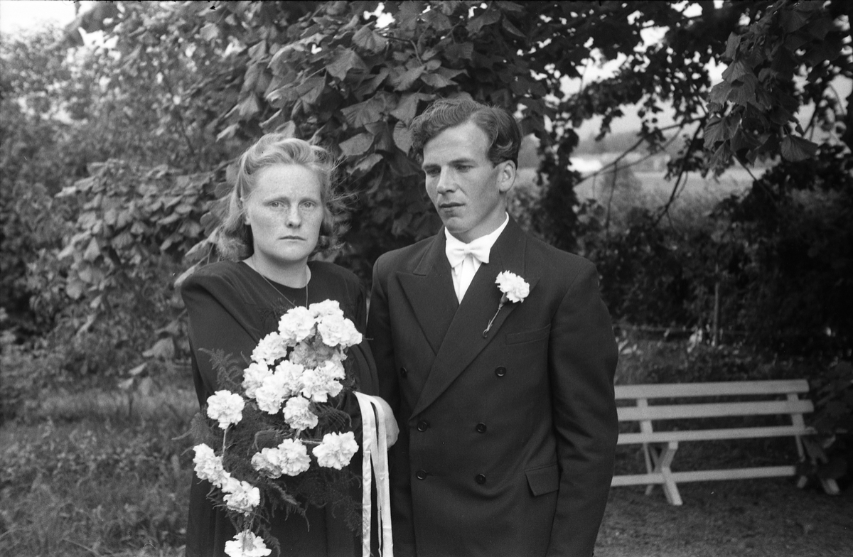 Brudeparet Kari Johansen og Kolbjørn Slåttum. Serie på sju bilder. På de fire første brudeparet alene, på nummer fem sammen med forloverne Magnhild og Kjell Slettum, og på de to siste forloverne alene.