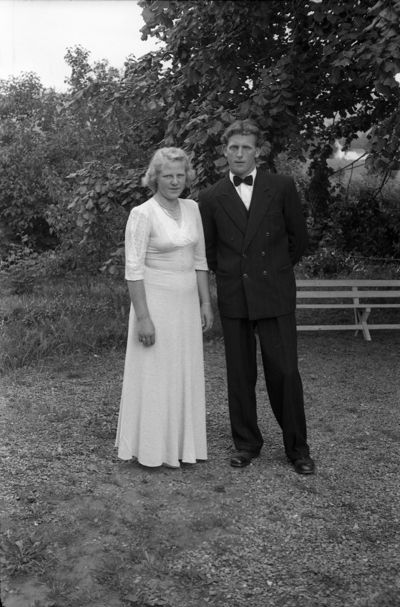 Brudeparet Kari Johansen og Kolbjørn Slåttum. Serie på sju bilder. På de fire første brudeparet alene, på nummer fem sammen med forloverne Magnhild og Kjell Slettum, og på de to siste forloverne alene.