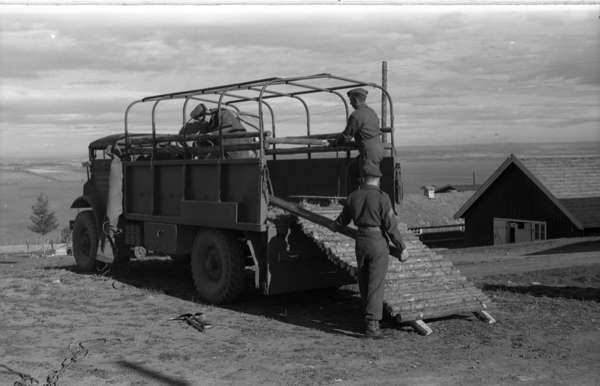 Opplasting av hester på lastebil ved Hærens Hesteskole på Starum september 1948. Serie på 24 bilder. Lengst til venstre på bilde nr. 1 står daværende sersjant Ottar Markeng.
Bildene nr. 1-4 og 17-24 er trolig fra Hoffsvangen, de øvrige fra Starum Leir.
Iflg. informant ble bilder av denne typen brukt til å lage instruksjonshefter/lærebøker til bruk for Hærens hestetjeneste. Se også TMF-4844 og TMF-4864.