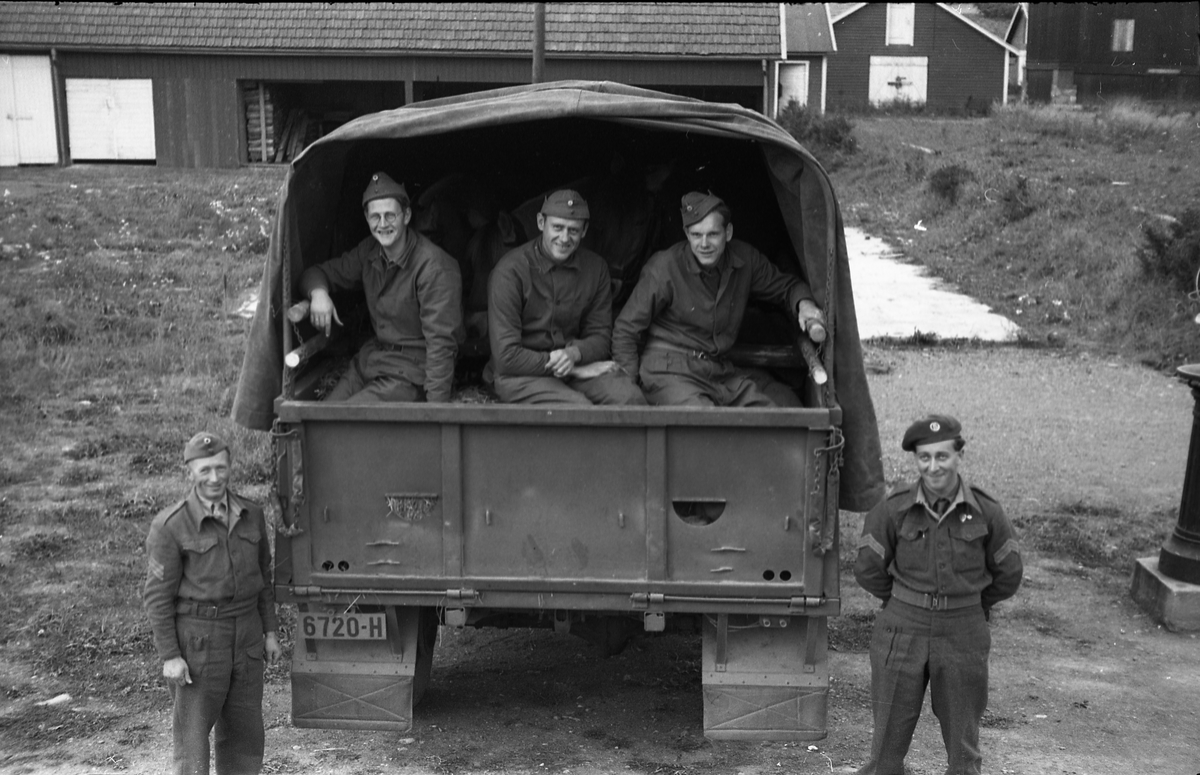 Opplasting av hester på lastebil ved Hærens Hesteskole på Starum september 1948. Serie på 24 bilder. Lengst til venstre på bilde nr. 1 står daværende sersjant Ottar Markeng.
Bildene nr. 1-4 og 17-24 er trolig fra Hoffsvangen, de øvrige fra Starum Leir.
Iflg. informant ble bilder av denne typen brukt til å lage instruksjonshefter/lærebøker til bruk for Hærens hestetjeneste. Se også TMF-4844 og TMF-4864.