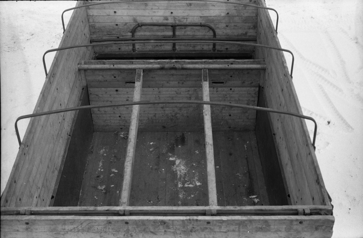 Hestetransport med lastebil ved Hærens Hesteskole på Starum oktober 1948. Serie på 18 bilder.
Iflg. informant ble bilder av denne typen brukt til å lage instruksjonshefter/lærebøker til bruk for Hærens hestetjeneste. Se også TMF-4844 og TMF-4864.