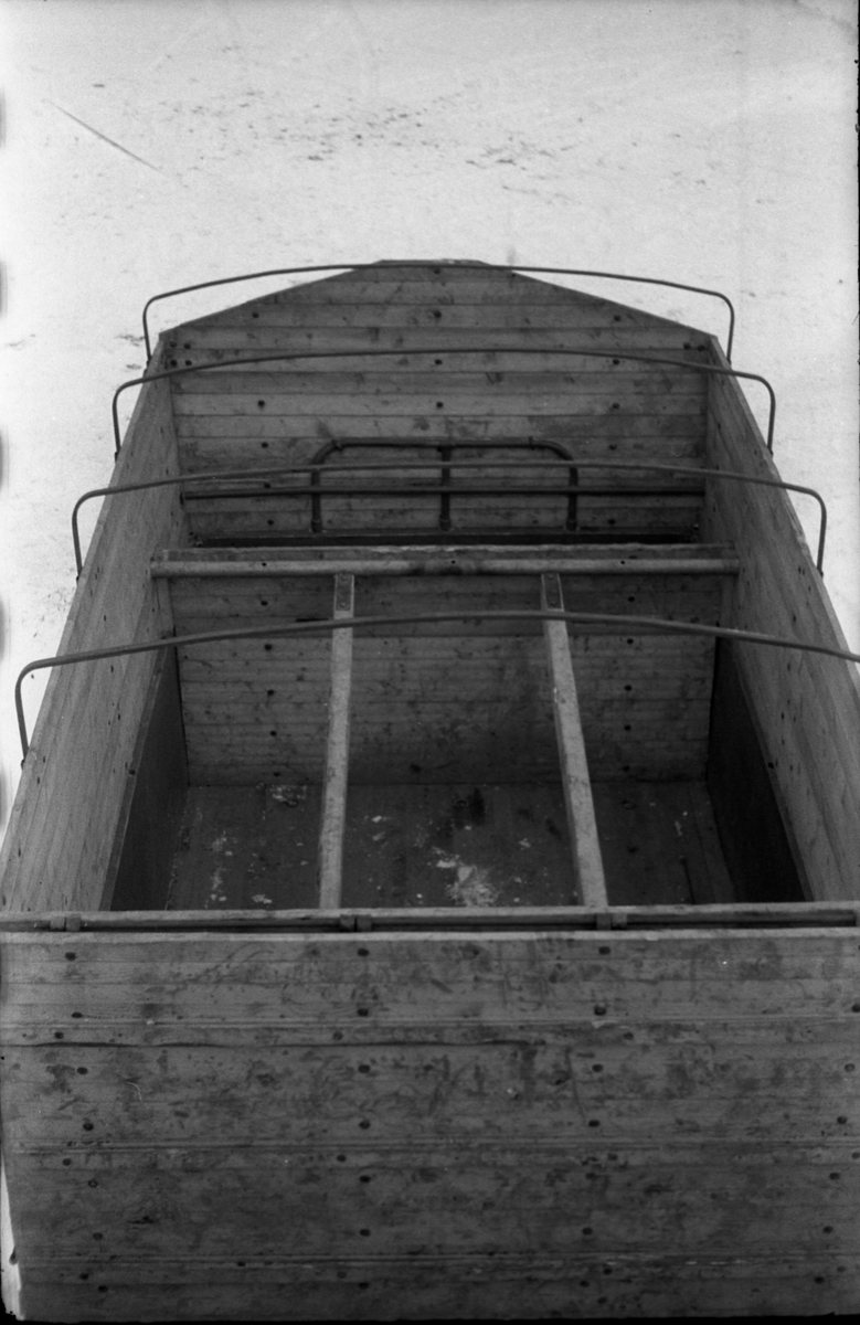 Hestetransport med lastebil ved Hærens Hesteskole på Starum oktober 1948. Serie på 18 bilder.
Iflg. informant ble bilder av denne typen brukt til å lage instruksjonshefter/lærebøker til bruk for Hærens hestetjeneste. Se også TMF-4844 og TMF-4864.