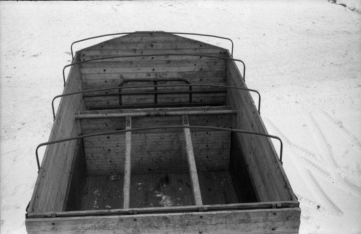 Hestetransport med lastebil ved Hærens Hesteskole på Starum oktober 1948. Serie på 18 bilder.
Iflg. informant ble bilder av denne typen brukt til å lage instruksjonshefter/lærebøker til bruk for Hærens hestetjeneste. Se også TMF-4844 og TMF-4864.