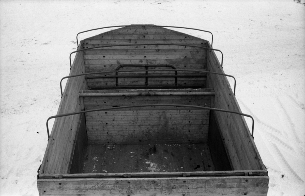 Hestetransport med lastebil ved Hærens Hesteskole på Starum oktober 1948. Serie på 18 bilder.
Iflg. informant ble bilder av denne typen brukt til å lage instruksjonshefter/lærebøker til bruk for Hærens hestetjeneste. Se også TMF-4844 og TMF-4864.