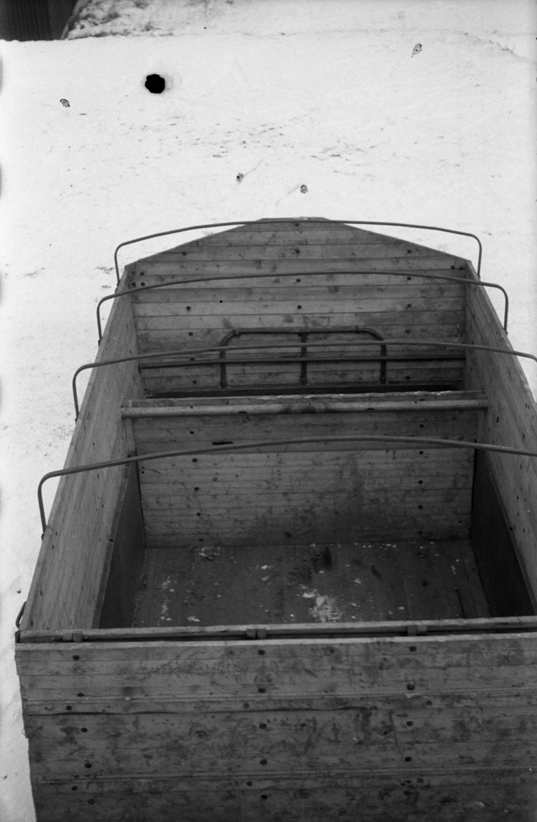 Hestetransport med lastebil ved Hærens Hesteskole på Starum oktober 1948. Serie på 18 bilder.
Iflg. informant ble bilder av denne typen brukt til å lage instruksjonshefter/lærebøker til bruk for Hærens hestetjeneste. Se også TMF-4844 og TMF-4864.
