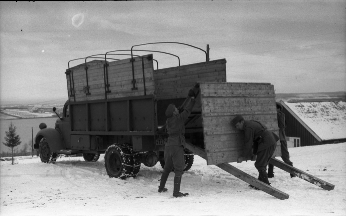 Hestetransport med lastebil ved Hærens Hesteskole på Starum oktober 1948. Serie på 18 bilder.
Iflg. informant ble bilder av denne typen brukt til å lage instruksjonshefter/lærebøker til bruk for Hærens hestetjeneste. Se også TMF-4844 og TMF-4864.