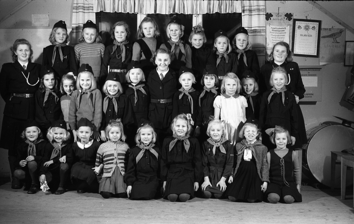Speiderpiker med ledere, Lena desember 1948. Sju like bilder.
Foran fra venstre: Kari Fodstad, Berit Fodstad, Anne Marie Berg, Else Lise Bøe, Anne Lise Aass, Elisabeth Kraby, Karin Stangstuen, Synnøve Haavi, Turid Haavi.
Midtrekken fra venstre: Eivor Haavi (leder), Irene Iversen, Mary Iversen, Erna Pedersen, Solveig Dahl, Grethe Trillerud, Mina Bjerke (leder), Solveig Jørstad, Siri Lieng eller Sonja Bakkeli (?), Liv Lauritsen, Synnøve Dahl, Reidun Rindal, Gerd Bojsen Aamodt (leder).
Bakerst fra venstre: Signe Ragnhild Fodstad, Reidun Olsen, Astrid Sukkestad, Elsa Henriksen, Ingegjerd Røise, Liv Hagen, Vigdis Margaret Rødset, Lillian Tandsæther.
Bildet er tatt på "Harmonien" på Alfstad søndre.