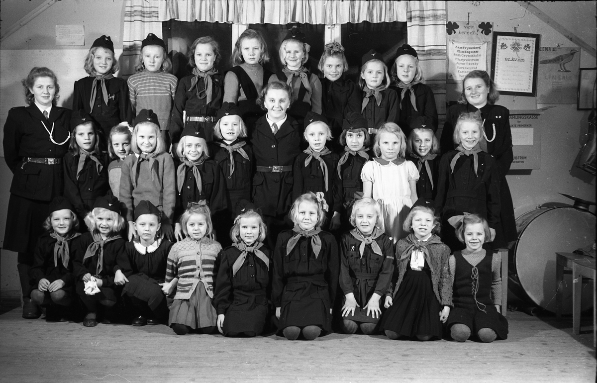 Speiderpiker med ledere, Lena desember 1948. Sju like bilder.
Foran fra venstre: Kari Fodstad, Berit Fodstad, Anne Marie Berg, Else Lise Bøe, Anne Lise Aass, Elisabeth Kraby, Karin Stangstuen, Synnøve Haavi, Turid Haavi.
Midtrekken fra venstre: Eivor Haavi (leder), Irene Iversen, Mary Iversen, Erna Pedersen, Solveig Dahl, Grethe Trillerud, Mina Bjerke (leder), Solveig Jørstad, Siri Lieng eller Sonja Bakkeli (?), Liv Lauritsen, Synnøve Dahl, Reidun Rindal, Gerd Bojsen Aamodt (leder).
Bakerst fra venstre: Signe Ragnhild Fodstad, Reidun Olsen, Astrid Sukkestad, Elsa Henriksen, Ingegjerd Røise, Liv Hagen, Vigdis Margaret Rødset, Lillian Tandsæther.
Bildet er tatt på "Harmonien" på Alfstad søndre.