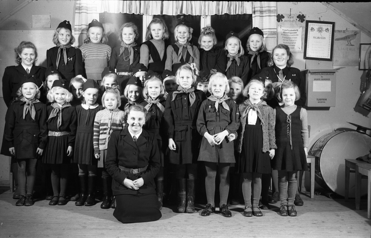 Speiderpiker med ledere, Lena desember 1948. Sju like bilder.
Foran fra venstre: Kari Fodstad, Berit Fodstad, Anne Marie Berg, Else Lise Bøe, Anne Lise Aass, Elisabeth Kraby, Karin Stangstuen, Synnøve Haavi, Turid Haavi.
Midtrekken fra venstre: Eivor Haavi (leder), Irene Iversen, Mary Iversen, Erna Pedersen, Solveig Dahl, Grethe Trillerud, Mina Bjerke (leder), Solveig Jørstad, Siri Lieng eller Sonja Bakkeli (?), Liv Lauritsen, Synnøve Dahl, Reidun Rindal, Gerd Bojsen Aamodt (leder).
Bakerst fra venstre: Signe Ragnhild Fodstad, Reidun Olsen, Astrid Sukkestad, Elsa Henriksen, Ingegjerd Røise, Liv Hagen, Vigdis Margaret Rødset, Lillian Tandsæther.
Bildet er tatt på "Harmonien" på Alfstad søndre.