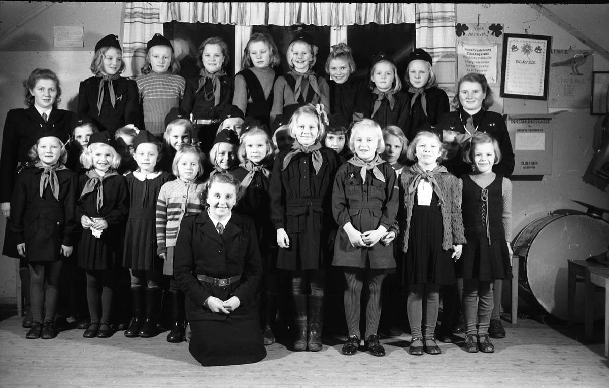 Speiderpiker med ledere, Lena desember 1948. Sju like bilder.
Foran fra venstre: Kari Fodstad, Berit Fodstad, Anne Marie Berg, Else Lise Bøe, Anne Lise Aass, Elisabeth Kraby, Karin Stangstuen, Synnøve Haavi, Turid Haavi.
Midtrekken fra venstre: Eivor Haavi (leder), Irene Iversen, Mary Iversen, Erna Pedersen, Solveig Dahl, Grethe Trillerud, Mina Bjerke (leder), Solveig Jørstad, Siri Lieng eller Sonja Bakkeli (?), Liv Lauritsen, Synnøve Dahl, Reidun Rindal, Gerd Bojsen Aamodt (leder).
Bakerst fra venstre: Signe Ragnhild Fodstad, Reidun Olsen, Astrid Sukkestad, Elsa Henriksen, Ingegjerd Røise, Liv Hagen, Vigdis Margaret Rødset, Lillian Tandsæther.
Bildet er tatt på "Harmonien" på Alfstad søndre.
