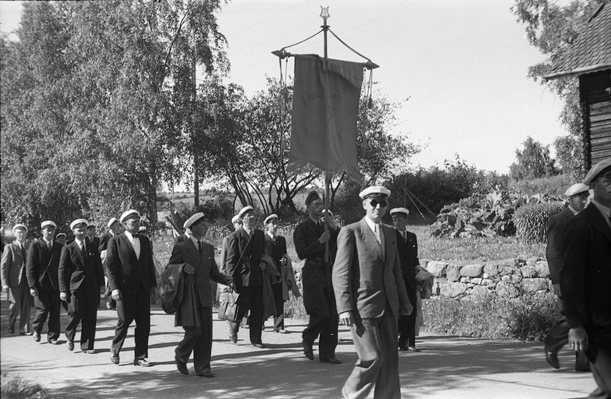 Fire bilder, trolig fra Sangens og Musikkens Dag i Østre Toten juni 1949. Opptoget passerer småbruket Frogner på Kraby, kanskje på veg til Gilelunden.