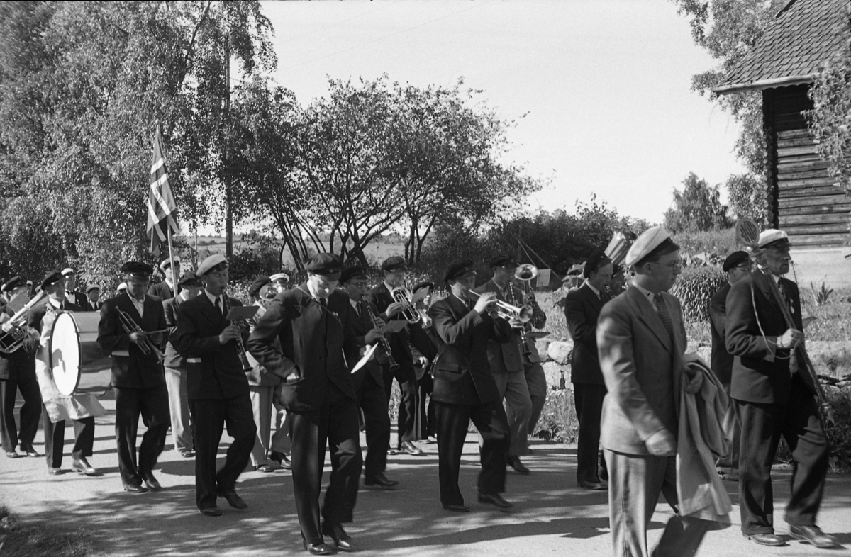 Fire bilder, trolig fra Sangens og Musikkens Dag i Østre Toten juni 1949. Opptoget passerer småbruket Frogner på Kraby, kanskje på veg til Gilelunden.