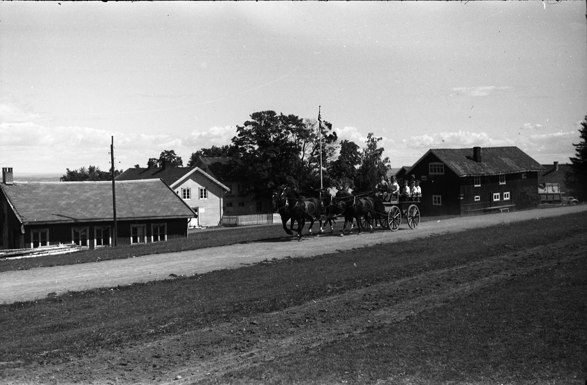 Kjøring med firspann på Starum juli 1949. Sju bilder. Ingen av personene er identifisert.