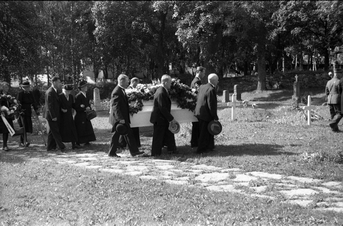 Begravelse på Hoff kirkegård 1949, Den avdøde er løytnant Petter Lovisendal (1873-1949) som hadde tjenestefjort på Starum.   Serie på sju bilder, der noen er fra gravfølget på veg til grava, noen ved grava. Presten er trolig Finn Sommer.