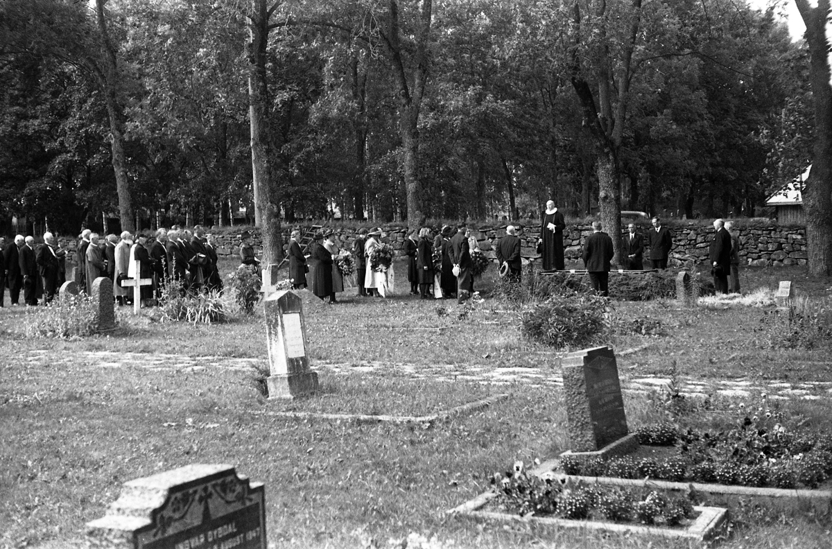 Begravelse på Hoff kirkegård 1949, Den avdøde er løytnant Petter Lovisendal (1873-1949) som hadde tjenestefjort på Starum.   Serie på sju bilder, der noen er fra gravfølget på veg til grava, noen ved grava. Presten er trolig Finn Sommer.