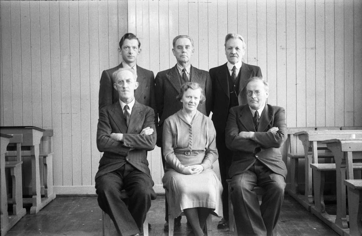 Sju bilder av lærerkollegiet ved realskolen på Kraby, Østre Toten, mars/april 1950. Foran fra venstre: Paul Akerblom (rektor), Martha Nilsen, Hans Toresen.
Bak fra venstre: Alf Utengen, Jens Oscar Nilsen, Ingebrigt Hole (pensjonert sogneprest).
Sju bilder.