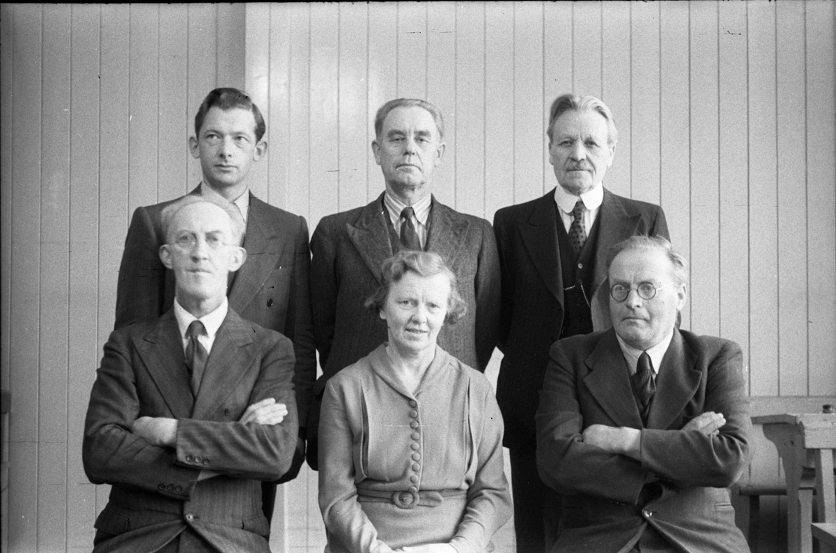 Sju bilder av lærerkollegiet ved realskolen på Kraby, Østre Toten, mars/april 1950. Foran fra venstre: Paul Akerblom (rektor), Martha Nilsen, Hans Toresen.
Bak fra venstre: Alf Utengen, Jens Oscar Nilsen, Ingebrigt Hole (pensjonert sogneprest).
Sju bilder.
